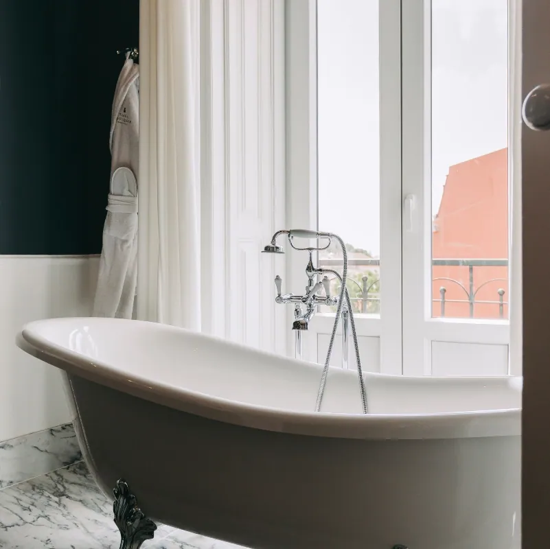 Freestanding bath by the window